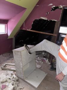 Opróżnianie mieszkań w Kotlinie Kłodzkiej – kiedy jest potrzebne, ile kosztuje i jak wygląda usługa?