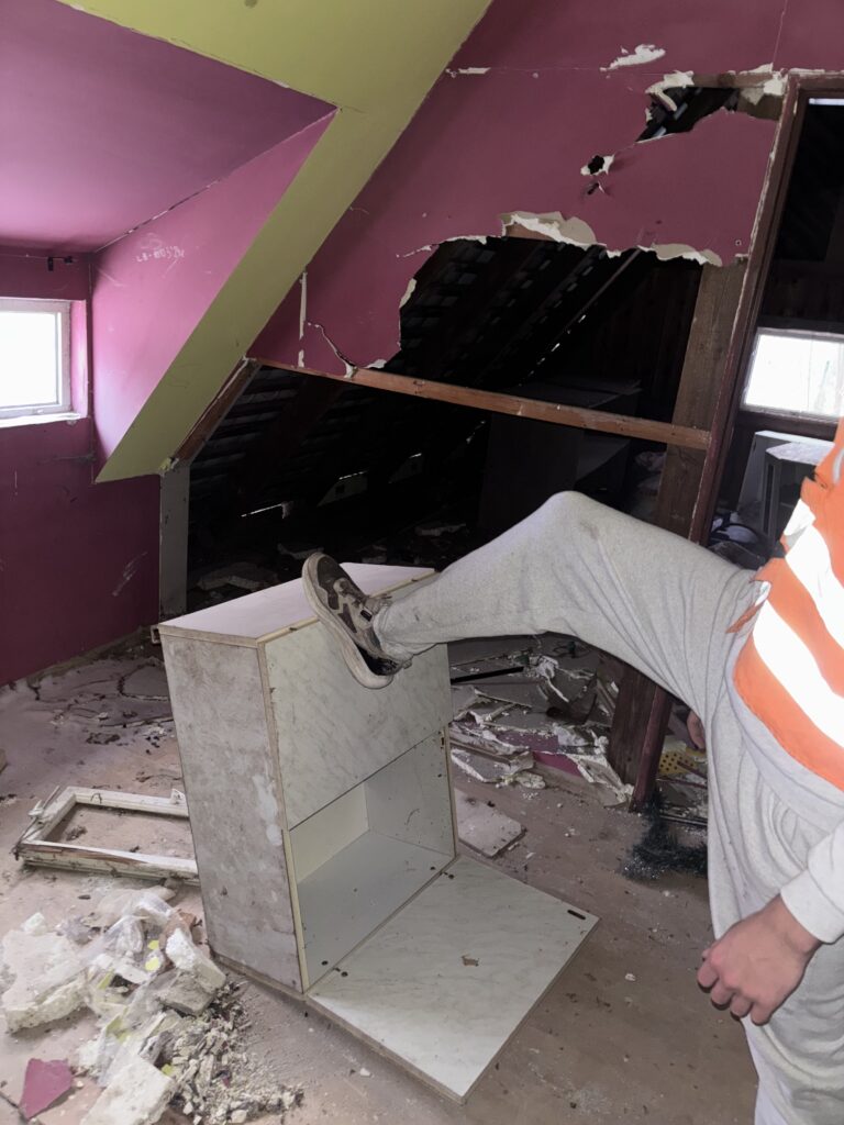 Stare meble i śmieci które sprzątamy