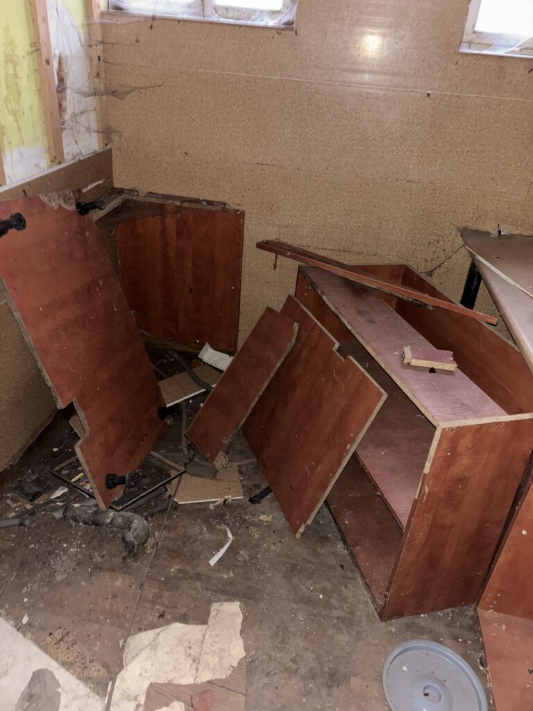 Stare i zniszczone meble które sprzątamy